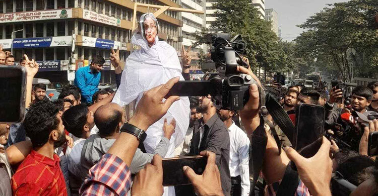 কারওয়ান বাজারে শেখ হাসিনার প্রতীকী ফাঁসি কার্যকর